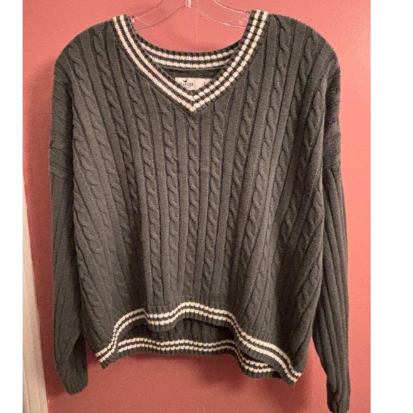 "Hollister Cable-Knit V-Neck Sweater" - Picture 1 of 4